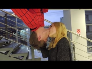 Пранк сексуальный поцелуй человека паука prank sexy kiss of a spider man