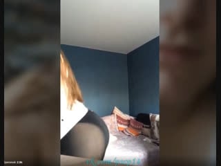 Показывает свою большую попку в колготках и зазывает в приват periscope перископ