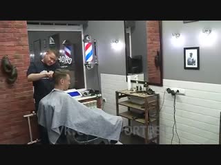 Ондржей ванек делает новую стрижку и рассказывает про свои татуирои