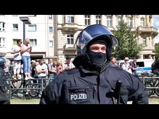 Persönliche konfrontation mit polizisten in berlin (ab 1 30) vor dem blockierten demonstrationszug