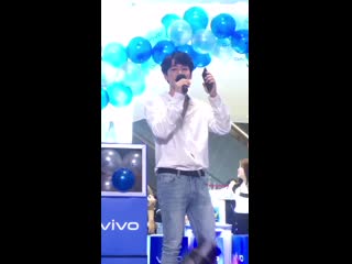 Фанаты говорят вару что его фэн не потеряется на верхнем этаже