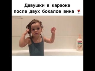 Девушки в караоке)))
