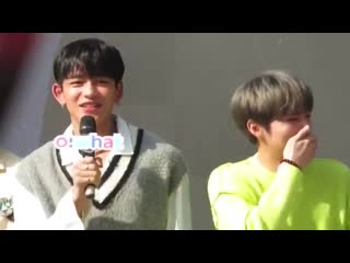 Lucas accidentally elbowed xiaojun’s mic while waving it bumped into his mouth kangminhyun