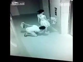 Озабоченный японец заглядывает девушке под юбку