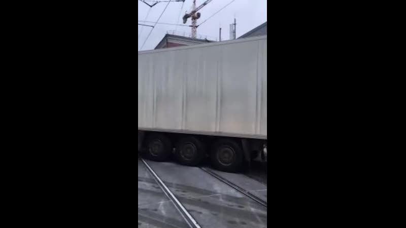 Фура перекрыла движение