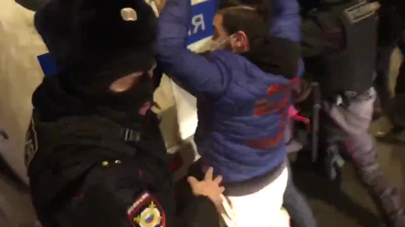 Неадекватное поведение силовиков и мусоров, такое ощущение, что они под молодые или чем то их пичкают