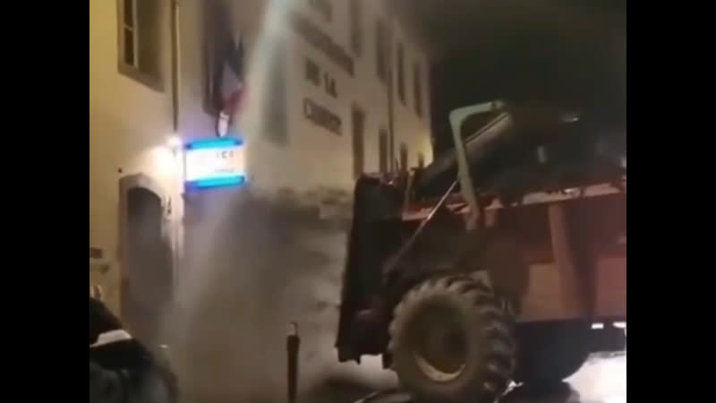 Французские крестьяне предоставили местным полицаям доказательства серьёзности своих намерений хруст французской булки почему