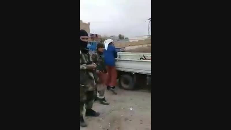 Боевики иг покупают овощи и фрукты на рынке в населенном пункте бахра