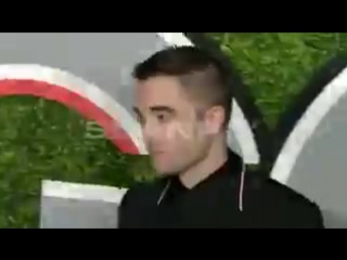 Robert pattinson looks dapper as he poses with kate beckinsale at 2017 gq men of the year party