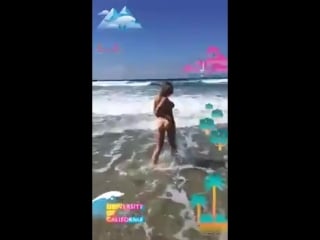 Blair williams голая заходит в океан