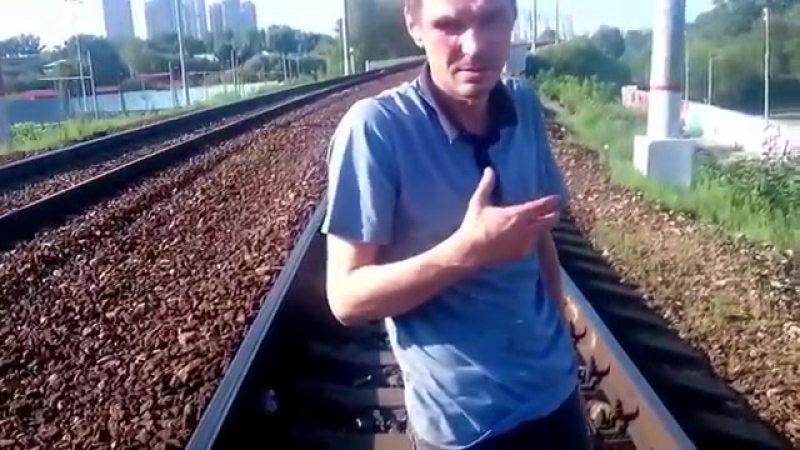 «дайте мне направление» алкаш на рельсах в тушино