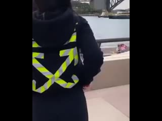 Сняла штаны на улице
