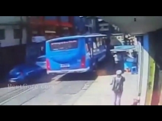 Guy pushes another under bus, causing fatal head crush –