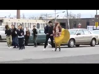 Ícone dançante! anne hathaway nas filmagens de modern love ontem à tarde, 27, no brooklyn