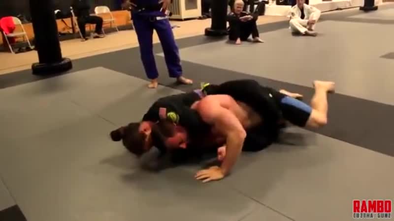 Девушка боец mma взяла на удушающий парня