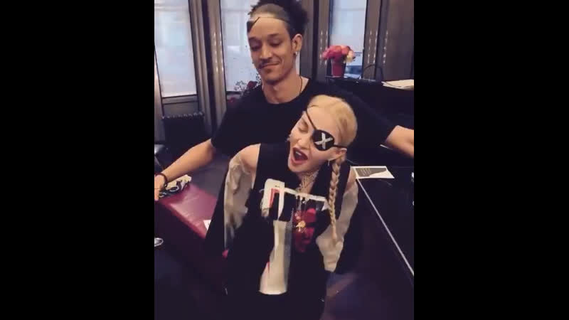 60 летняя старушка мадонна так воодушевленно терлась жопой об ширинку молодому нигге, что даже опрокинула бухлишко