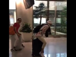 Крист нашел новую игрушку