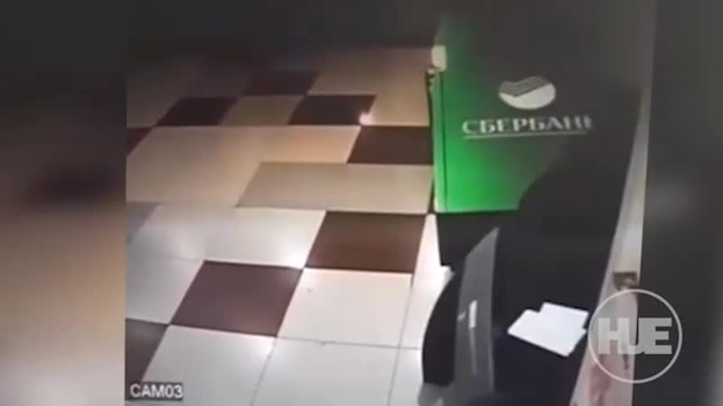В чечне парни вынесли терминал из отделения сбербанка