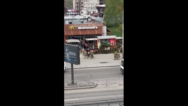 Хохлам вручают повестку в очереди в мак