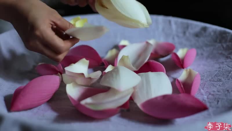 I have the fragrant and sweet lotus wine, do you have a story to share?（我这儿有清香甘甜的荷花酒，你有故事吗？）