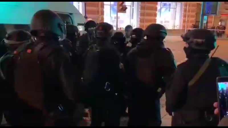 Сотрудники специального подразделения "росгвардии" готовятся к операции по нейтрализации преступника