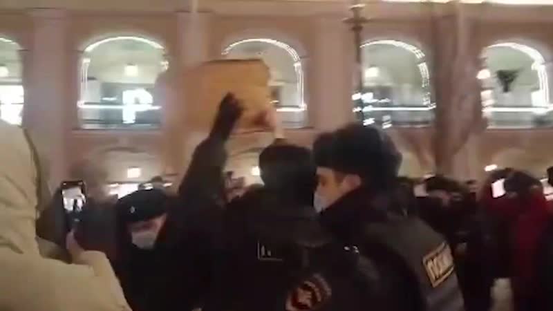 В питере винтят участников пикетов в поддержку навального