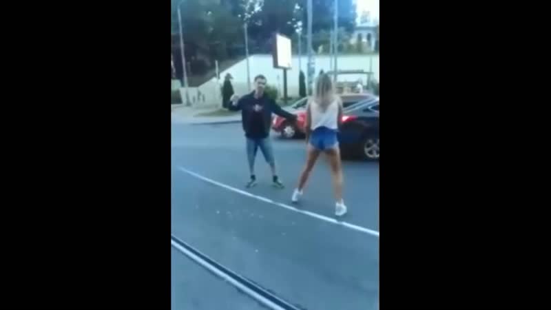 Прохожие заступились за девушку