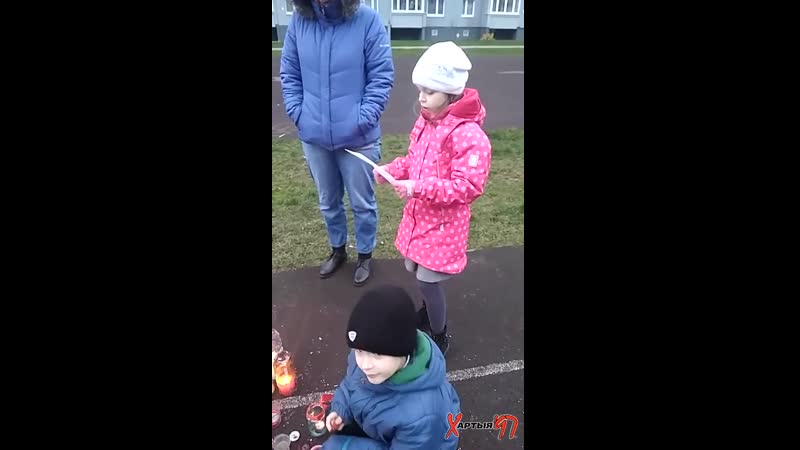 Девочка поёт «магутны божа», а мальчики не дают потухнуть свечкам в память романа бондаренко
