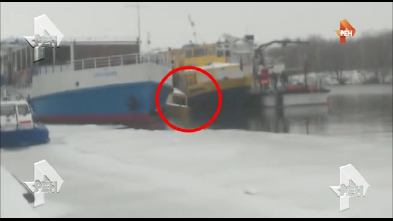 Спасателям удалось избежать затопления теплохода на москве реке