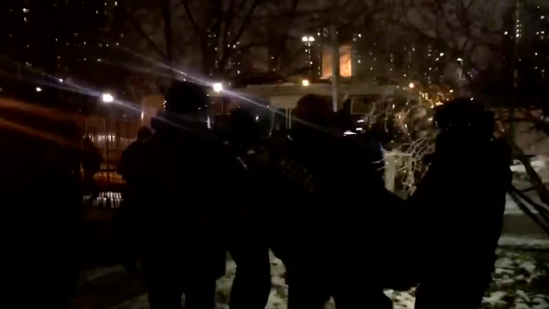 Разгон журналистов полицией у дома отравителя навального