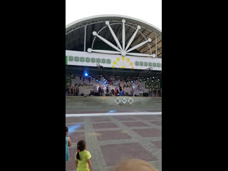 Олар бір-бірінің иығына келді