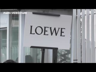 Karlie kloss, doutzen kroes, carolyn murphy @ paris 28 february 2020 fashion week show loewe ( 720 x 720 ) mp4