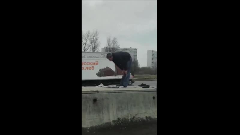 Москвич молится на мкаде