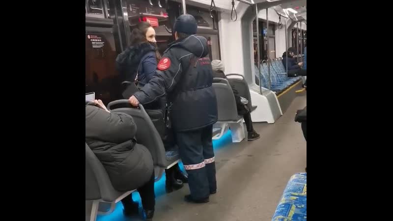 Контролёры прессуют девушку в 38 трамвае