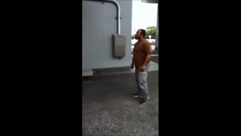 Негр получил по морде от толстого мужика