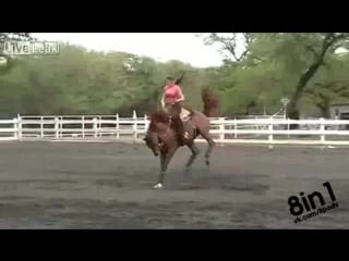 Лошадь пытается скинуть девушку, но она удержалась / woman takes on bucking horse like a champ