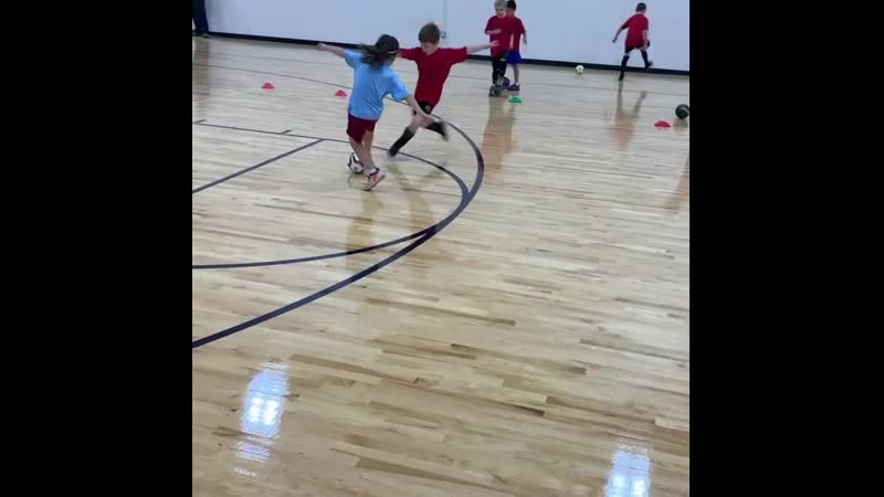 Девочка обыгрывает пацана