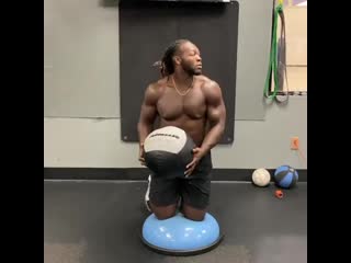 Explosive continuous rotational med ball throws with the birthday boy @olumide of @clevelandbrowns as a defensive lineman larr