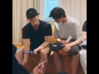 Потрогал ножки своего мужа и довольный