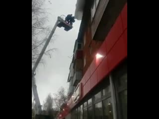 Очистка льда над магазином магнит 2019