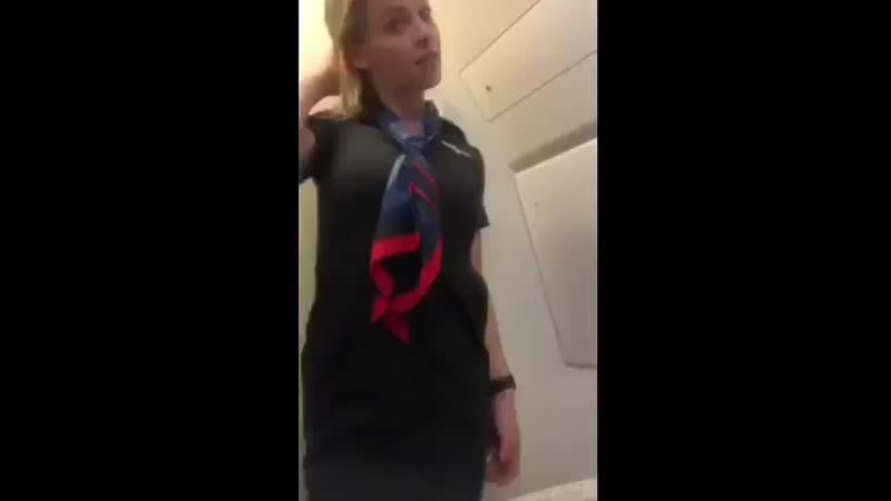 Стюардессу уволили с работы, за дрочку на рабочем