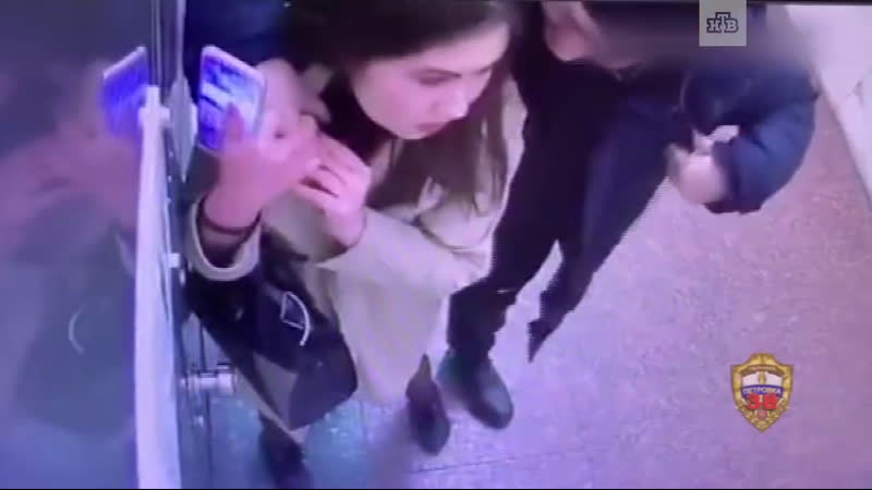 Приставил нож к горлу и пытался затащить в туалет