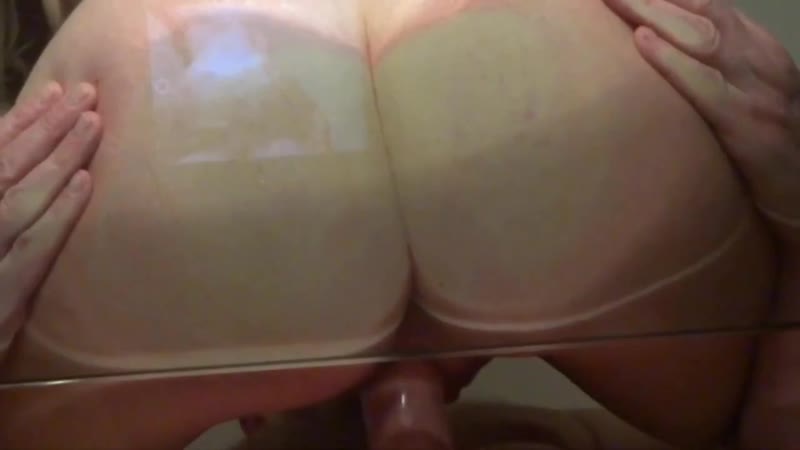 Секс на стеклянном столе