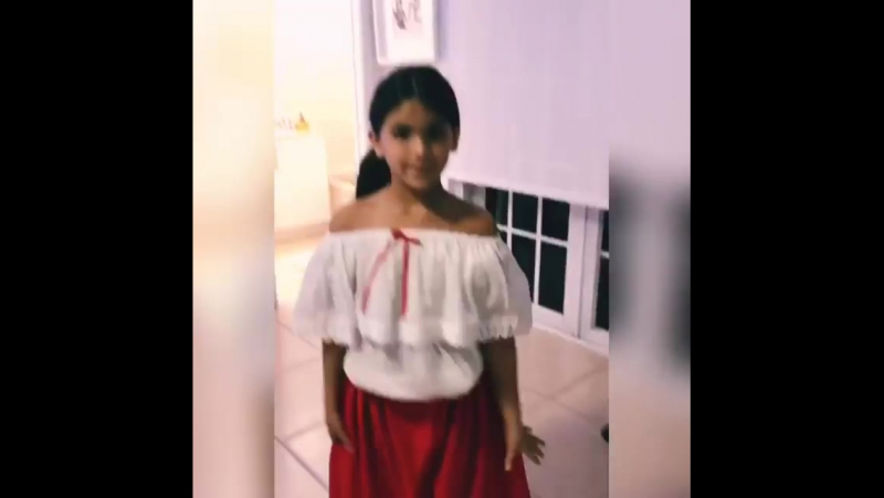 Виолета показывает моду