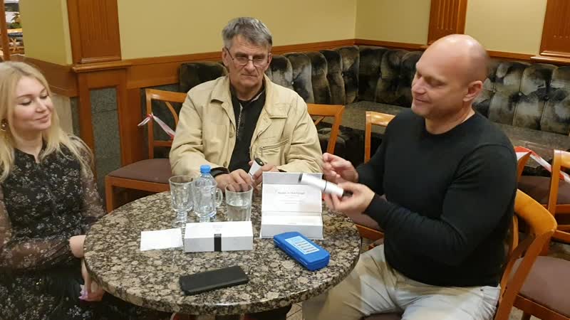 Виктор узлов вручает именной аквакорректор adgex виктории ивановой г