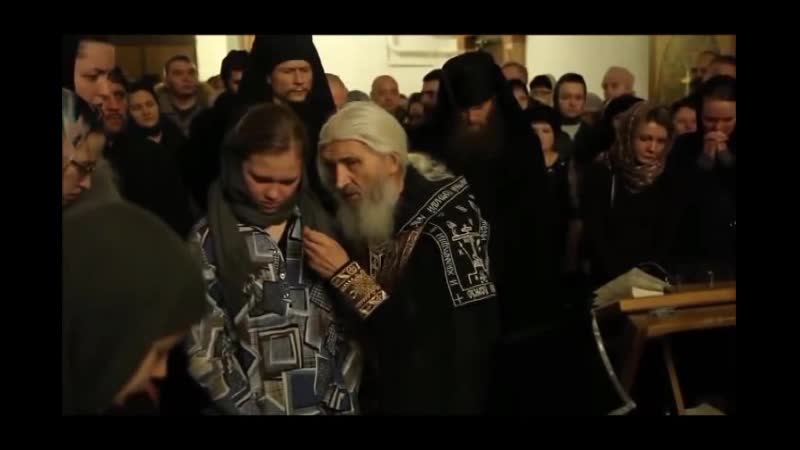 Батюшка изгоняет "компьютерного беса и князя тьмы эйфона"