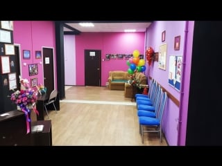 Көшеде қыздарды шешіндіріп жатқан жігіттер видео