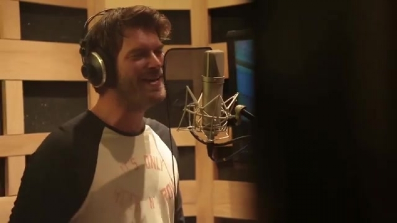 Asansör reklamının kamera arkası görüntüleri eşliğinde kıvanç tatlıtuğ’dan ‘tadını çıkar’ parçasını dinliyoruz