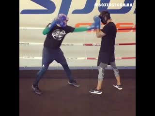 Boxingformma feint with the rear hand, then jab with a step feinting is not easy, but training it will be worth it