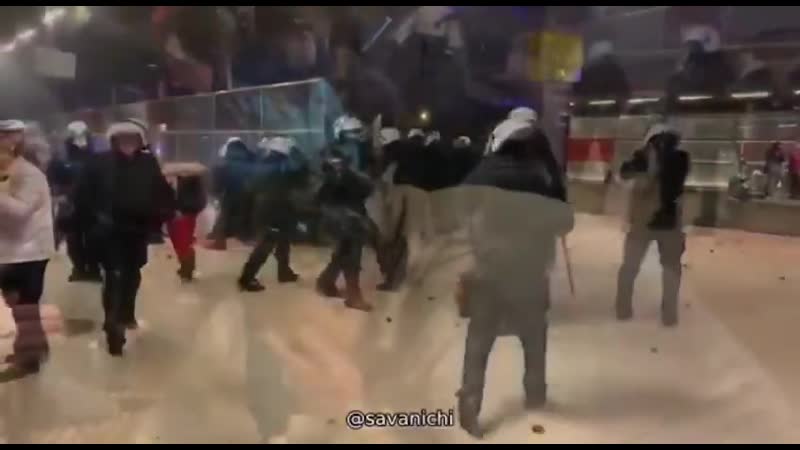 Польские силовики бьют польских митингующих